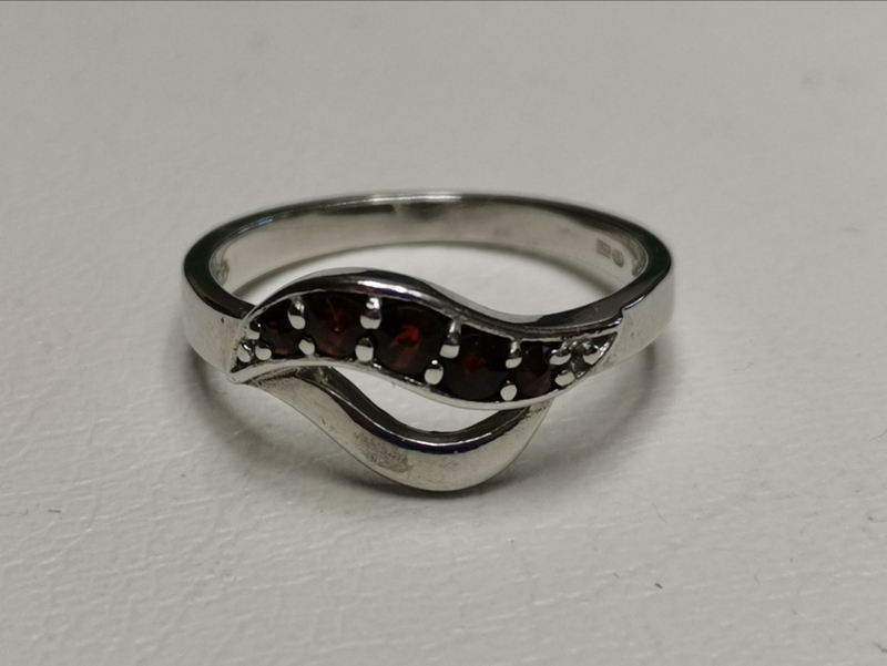 Stříbrný prsten s českými granáty, rhodiovaný