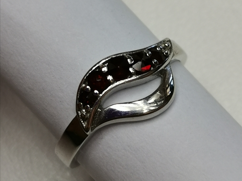 Stříbrný prsten s českými granáty, rhodiovaný