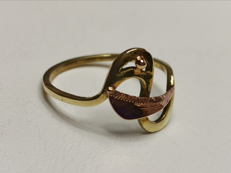 Zlatý prsten, s listem a s kuličkou z růžového zlata