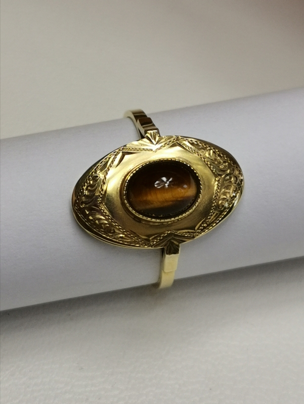 Zlatý prsten s tygřím okem