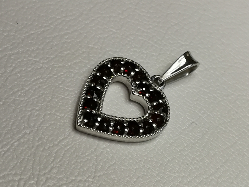 Stříbrný přívěsek ve tvaru srdce s českými granáty