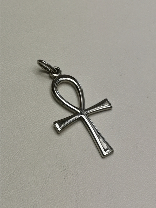 Stříbrný přívěsek ve tvaru Nilského kříže