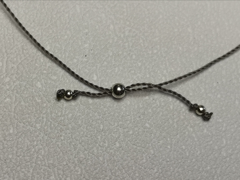 Náramek - šedá šňůrka s korálky z drahých kamenů a stříbra