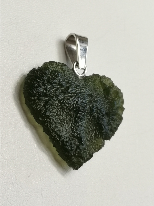 Přívěsek z přírodního vltavínu ve tvaru srdce s masivním ouškem z bílého zlata