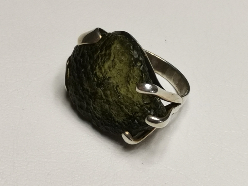 Stříbrný prsten s přírodním vltavínem