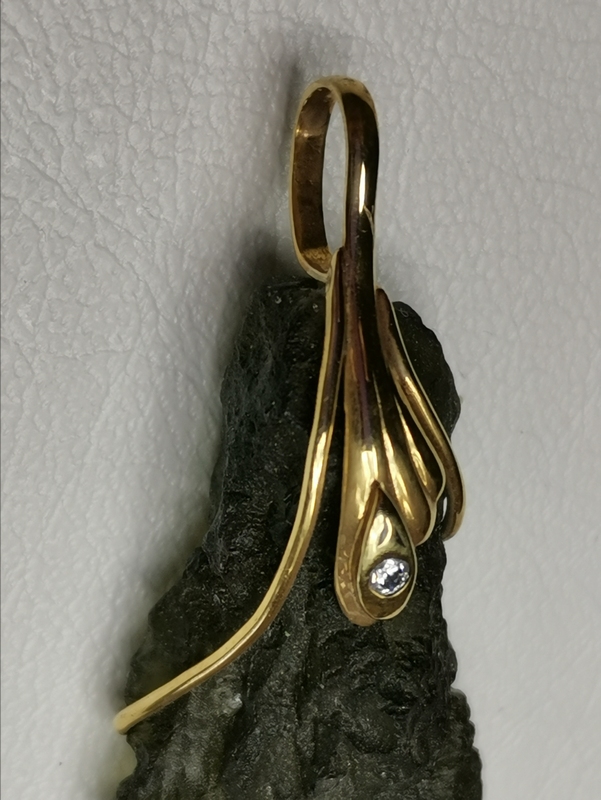 Přívěšek z přírodního vltavínu s masivním ouškem ze žlutého zlata 