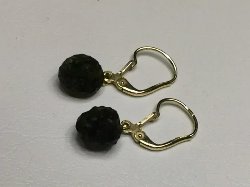 Zlaté naušnice žluté zlato s přírodním vltavínem