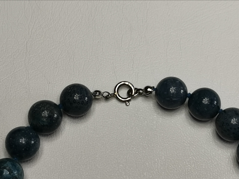 Náhrdelník z leštěných kuliček modrého korálu