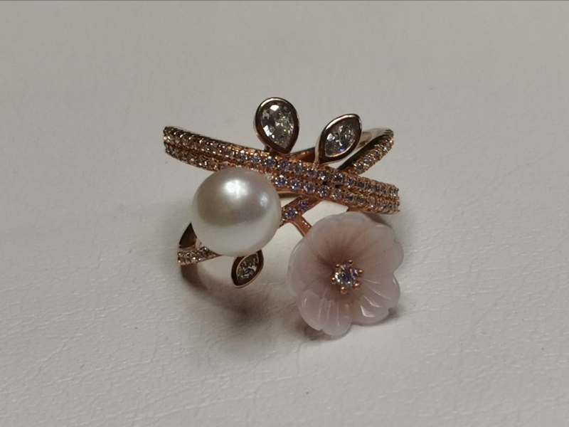 Stříbrný prsten červeně zlacený