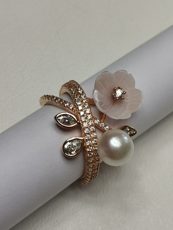 Stříbrný prsten červeně zlacený