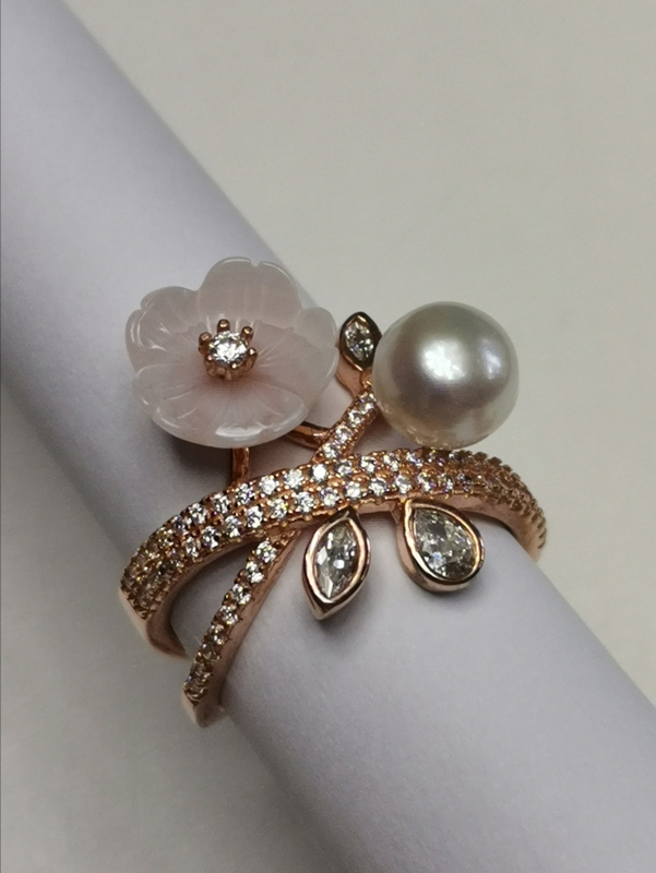 Stříbrný prsten červeně zlacený