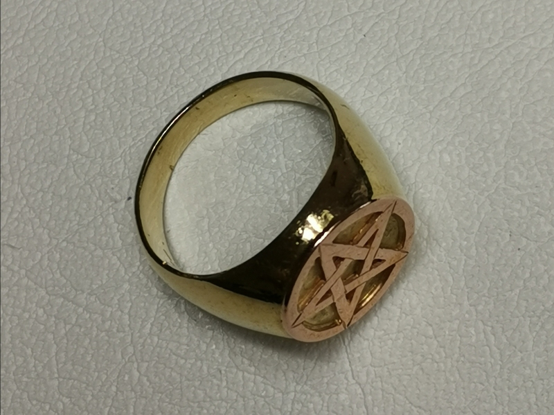 Unikátní zlatý prsten ze žlutého zlata s pentagramem