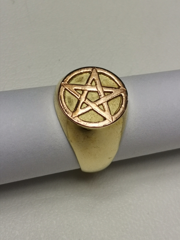 Unikátní zlatý prsten ze žlutého zlata s pentagramem