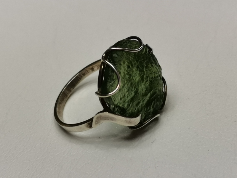 Stříbrný prsten s přírodním vltavínem