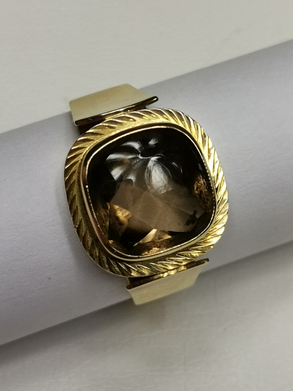 Zlatý prsten se záhnědou