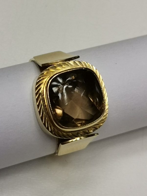 Zlatý prsten se záhnědou