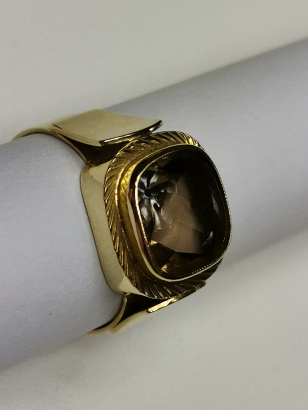 Zlatý prsten se záhnědou