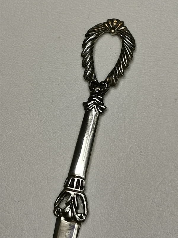 Stříbrný nůž na dopisy se zdobenou střenkou