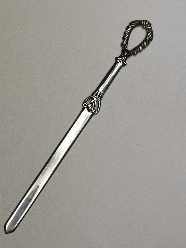 Stříbrný nůž na dopisy se zdobenou střenkou