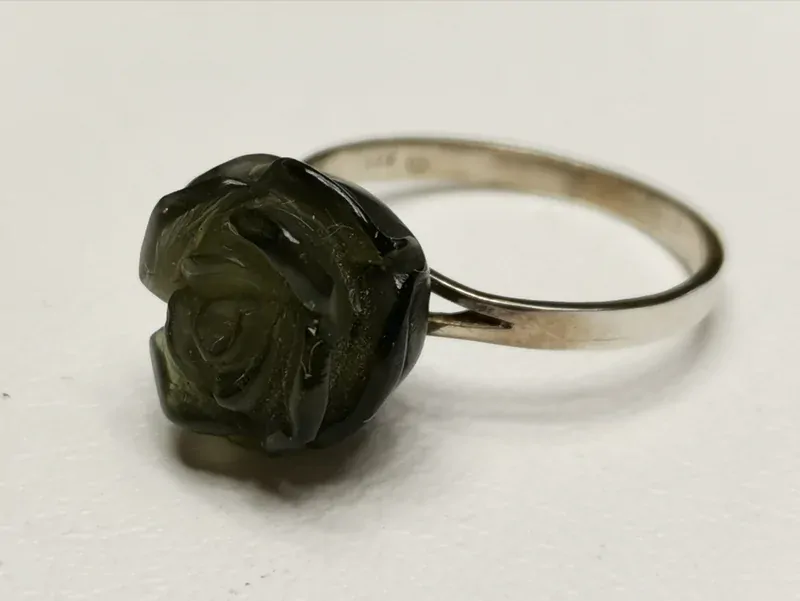 Stříbrný prsten s vyřezanou růží z vltavínu