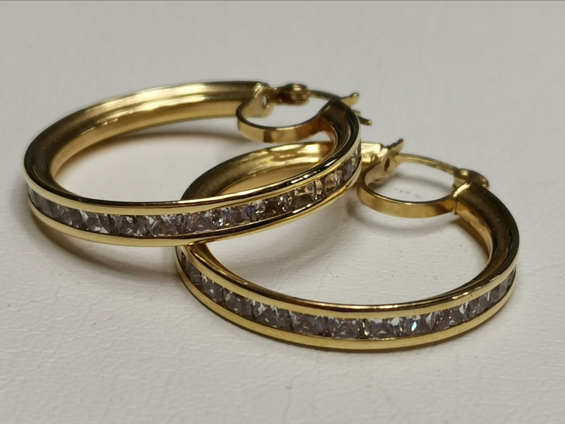 Zlaté střední kruhy s bílými zirkony