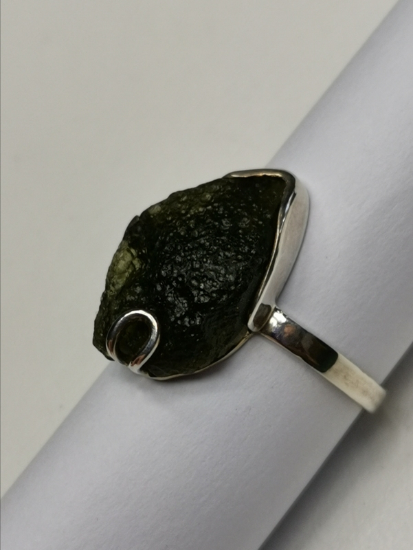 Stříbrný prsten s přírodním vltavínem