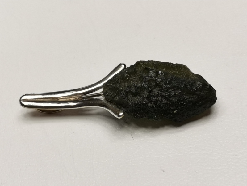 Přívěšek z přírodního vltavínu s designovým závěsem ze stříbra