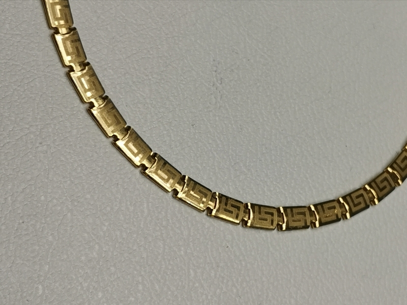 Zlatý náhrdelník s řeckým vzorem