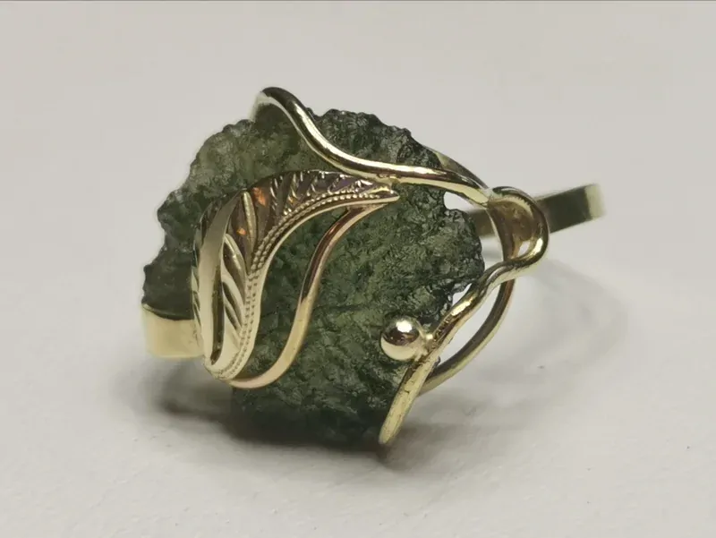 Zlatý prsten s vltavínem