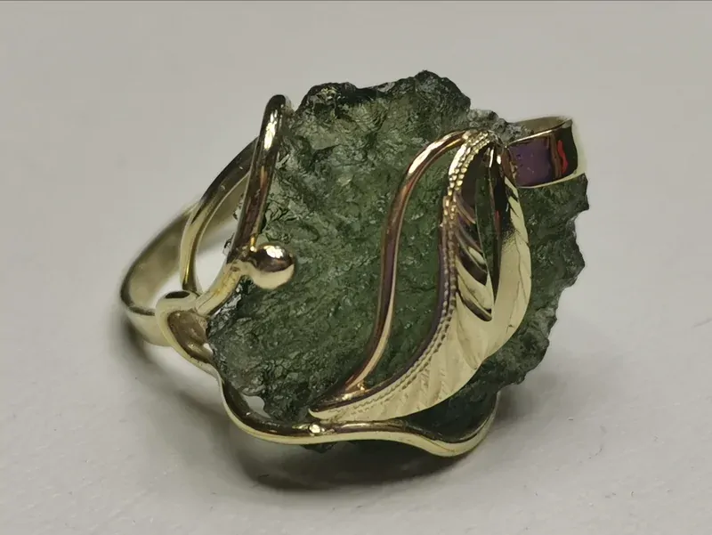 Zlatý prsten s vltavínem