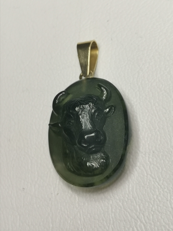 Vltavínový přívěšek býk s ouškem ze žlutého zlata