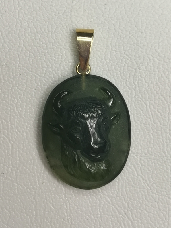 Vltavínový přívěšek býk s ouškem ze žlutého zlata