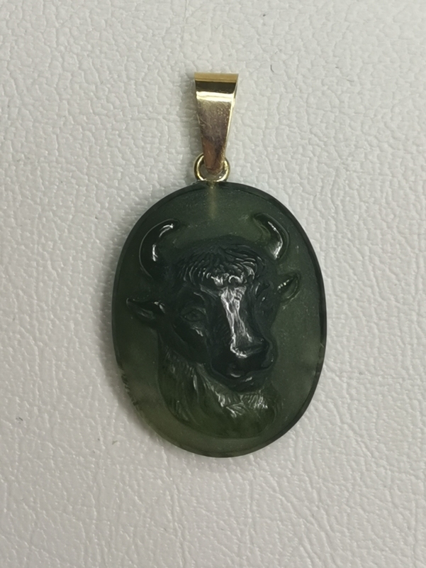 Vltavínový přívěšek býk s ouškem ze žlutého zlata