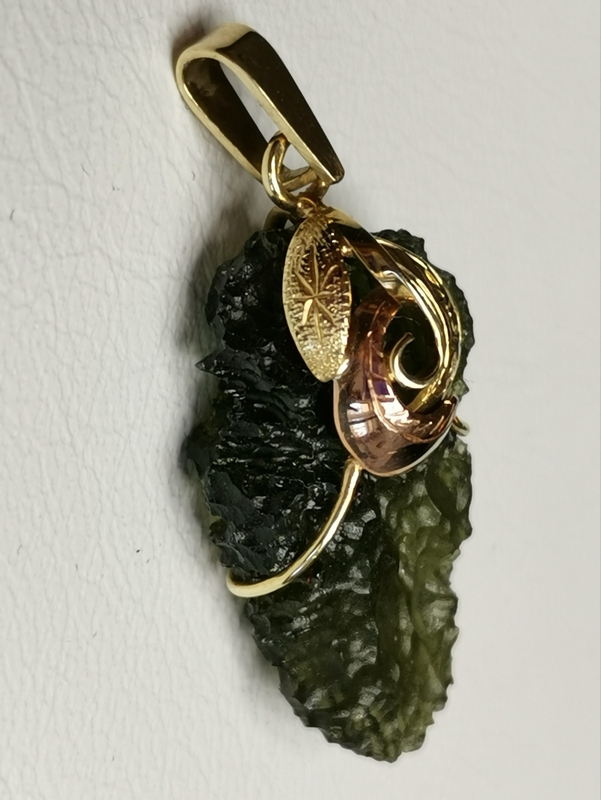 Přívěšek z přírodního vltavínu s ouškem ze žlutého zlata 