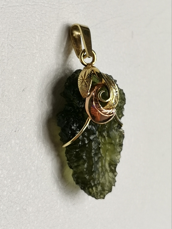 Přívěšek z přírodního vltavínu s ouškem ze žlutého zlata 