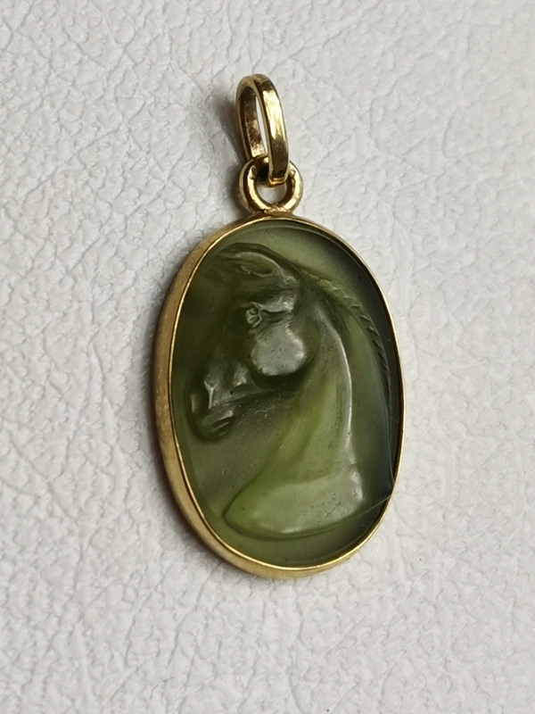 Vltavínový přívěšek kůň s ouškem ze žlutého zlata