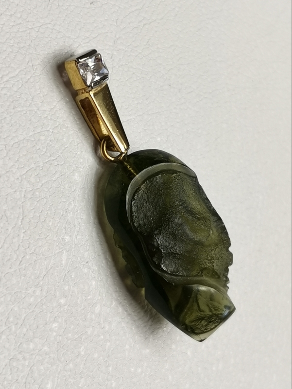 Přívěšek z vltavínu s masivním ouškem ze žlutého zlata se zirkonem