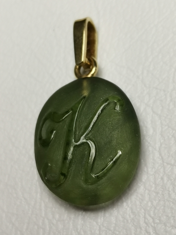 Vltavínový přívěšek K s ouškem ze žlutého zlata