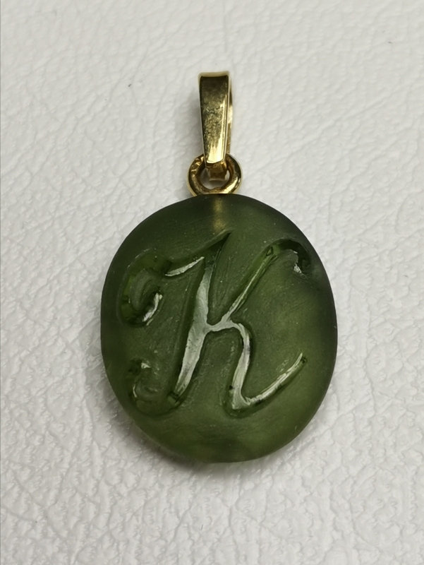 Vltavínový přívěšek K s ouškem ze žlutého zlata