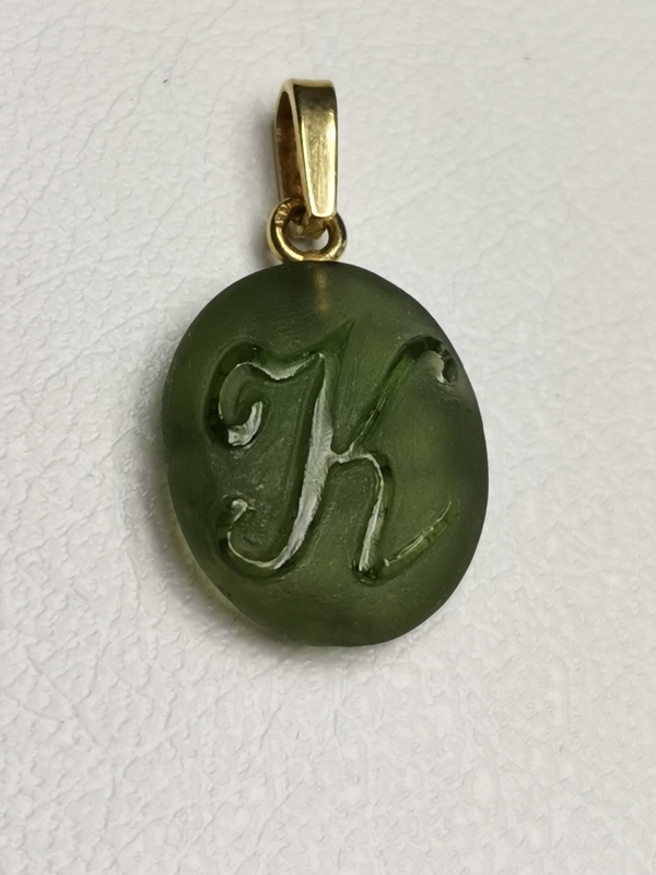 Vltavínový přívěšek K s ouškem ze žlutého zlata