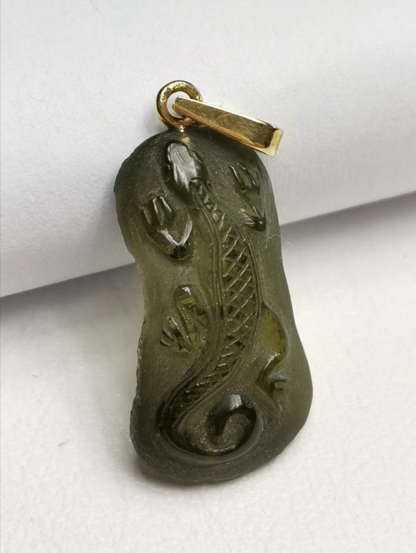 Vltavínový přívěšek ještěrky s ouškem ze žlutého zlata