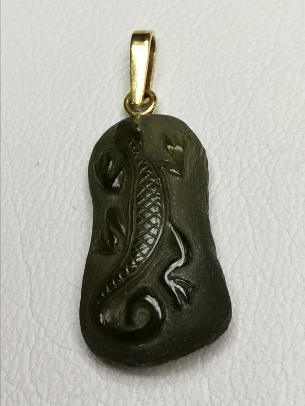 Vltavínový přívěšek ještěrky s ouškem ze žlutého zlata