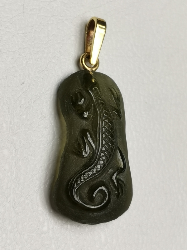 Vltavínový přívěšek ještěrky s ouškem ze žlutého zlata