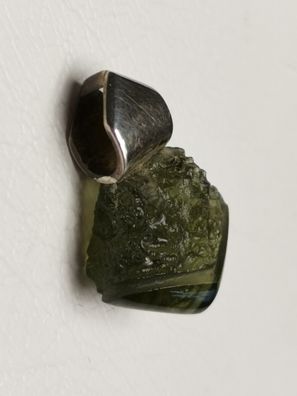 Přívěšek z vltavínu s masivním ouškem ze stříbra