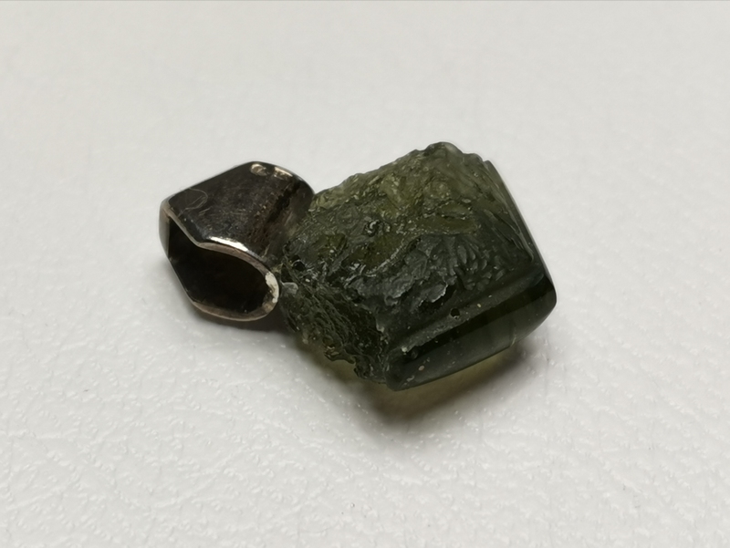 Přívěšek z vltavínu s masivním ouškem ze stříbra