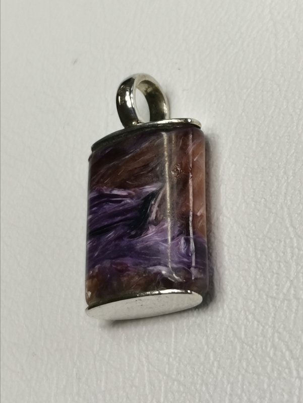 Stříbrný přívěs s čaroitem