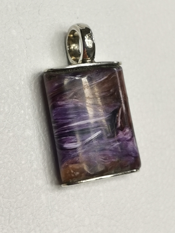 Stříbrný přívěs s čaroitem