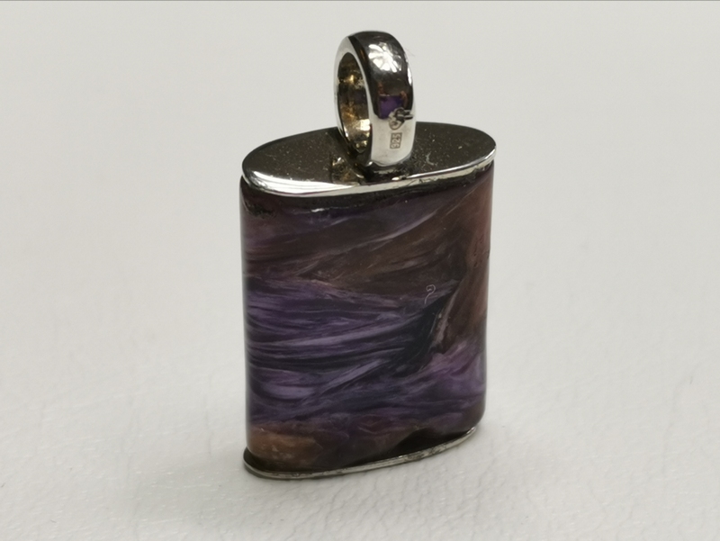 Stříbrný přívěs s čaroitem