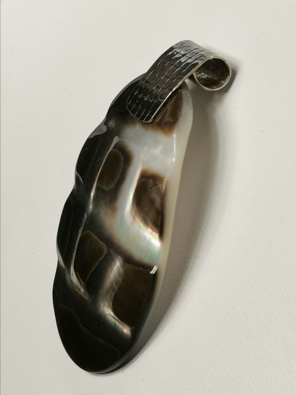 Stříbrný přívěs s perletí