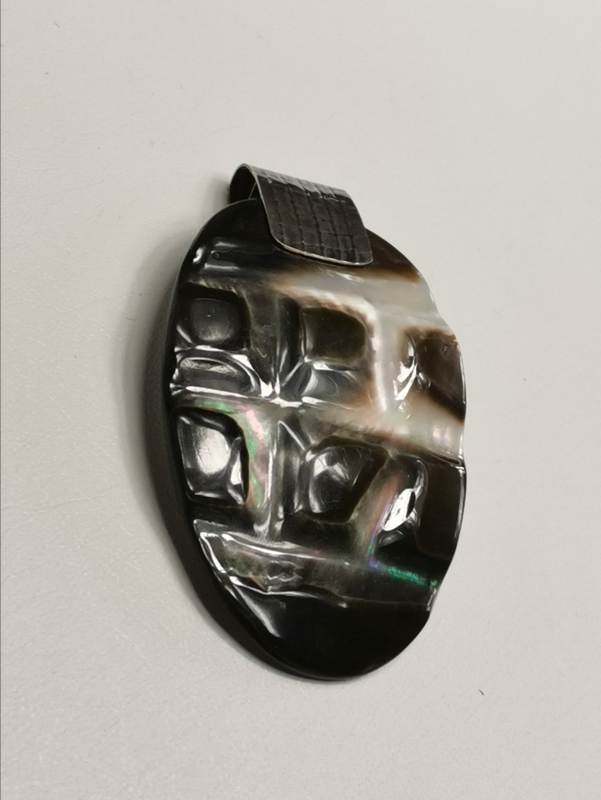 Stříbrný přívěs s perletí